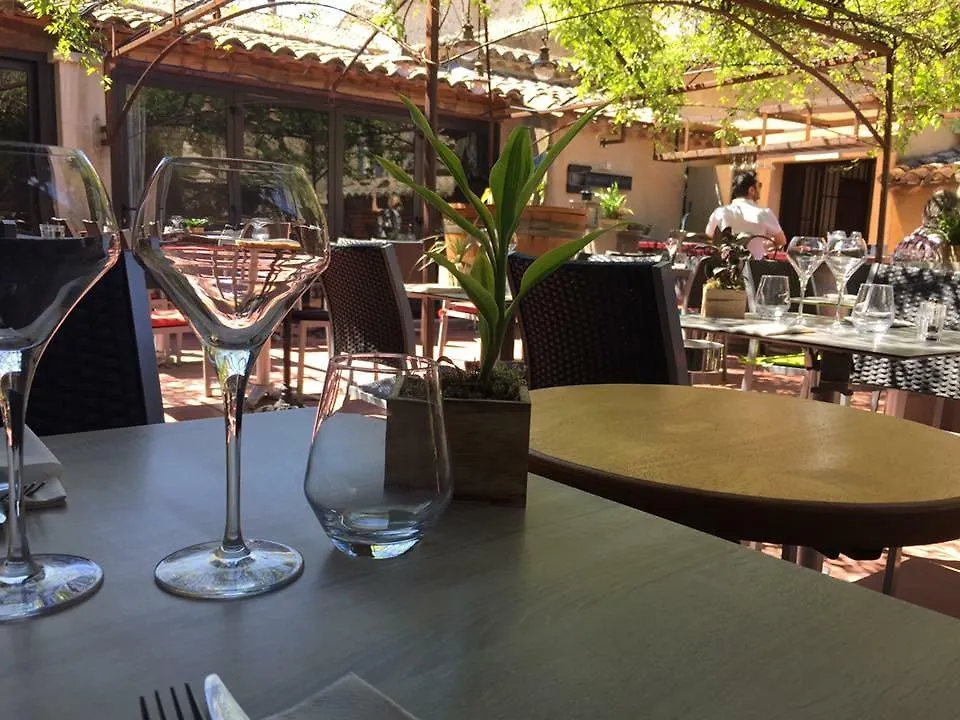 Maison d'hôtes Hotel Le Vieux Bistrot à Cabrières-dʼAvignon